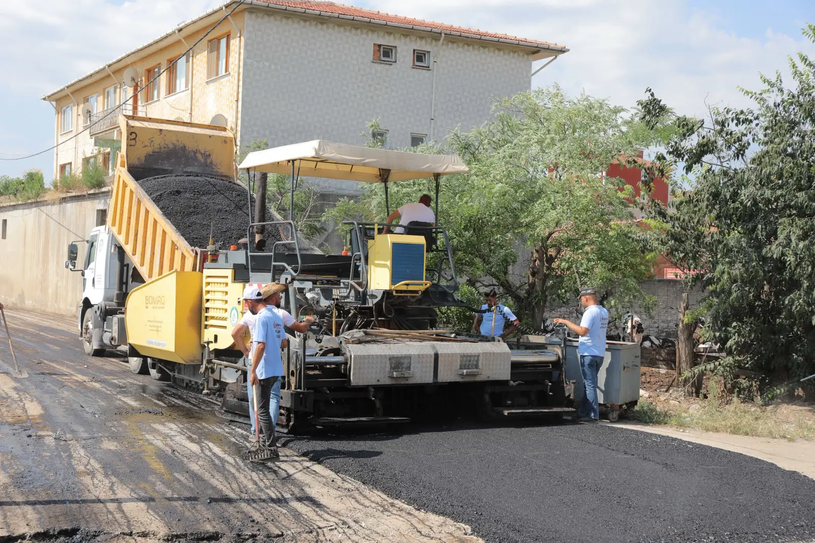 BAŞKAN GENCAN SAHADA: HİZMETİ YERİNDE TAKİP ETTİ, TALEPLERİ DİNLEDİ galeri görseli